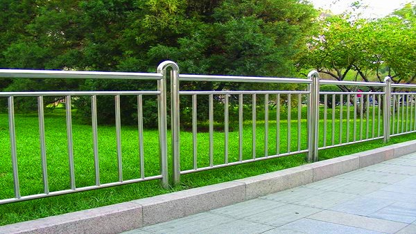 公園內(nèi)不銹鋼管材質(zhì)護(hù)欄